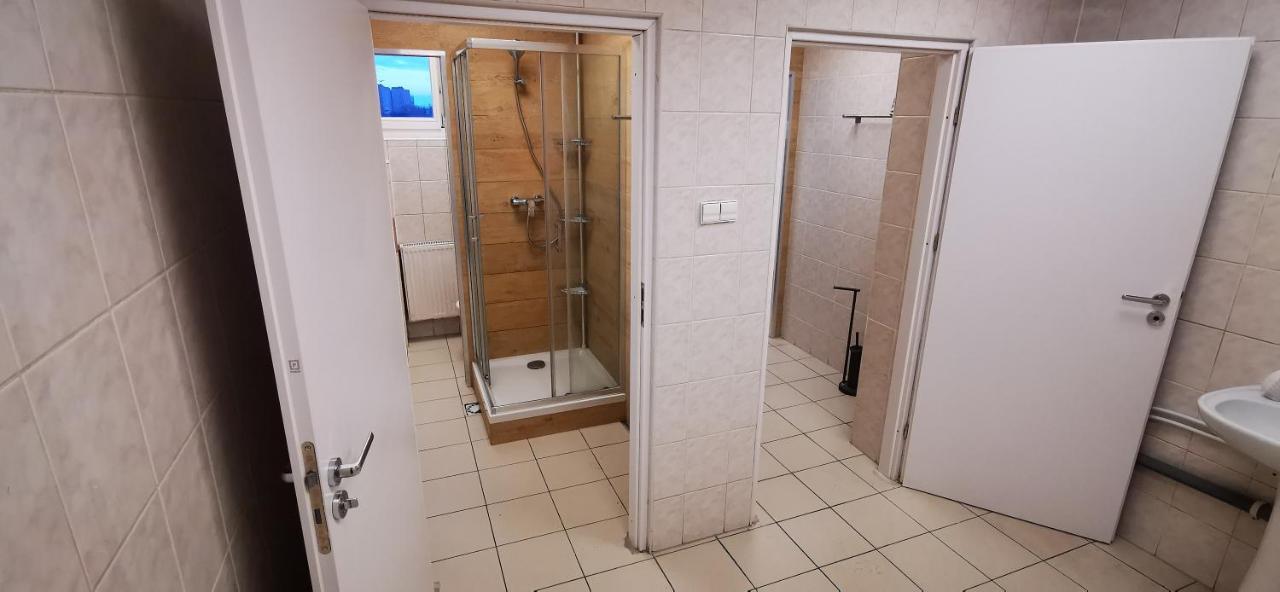 Hostel Powstaniec Wola - Private Rooms Warsawa Bagian luar foto