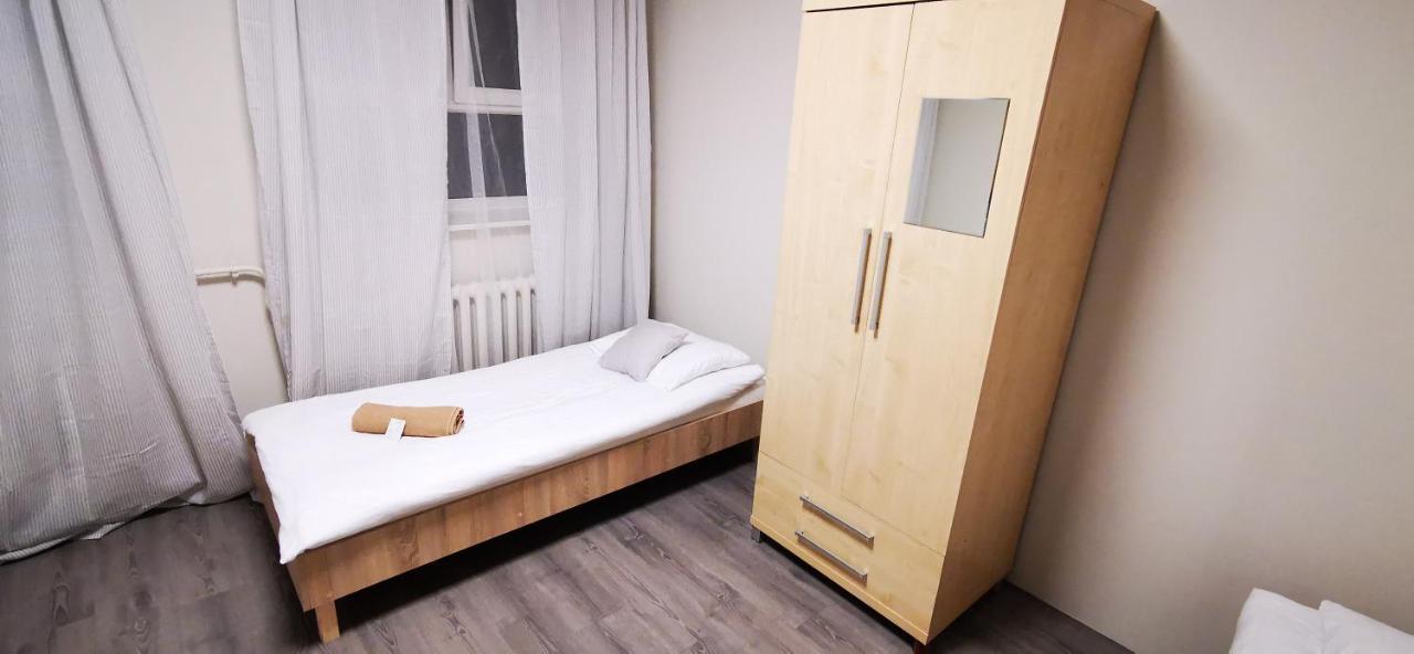 Hostel Powstaniec Wola - Private Rooms Warsawa Bagian luar foto