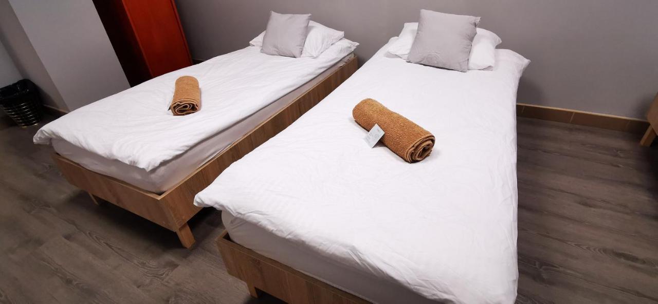 Hostel Powstaniec Wola - Private Rooms Warsawa Bagian luar foto