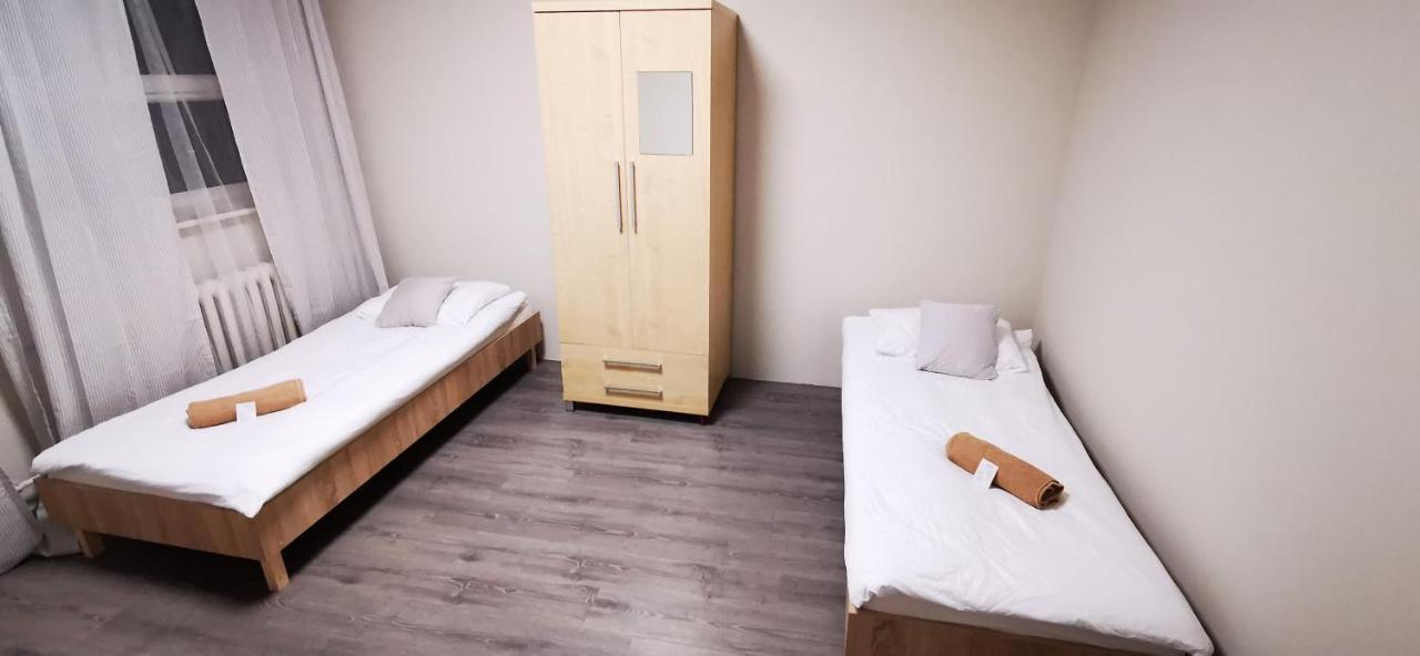 Hostel Powstaniec Wola - Private Rooms Warsawa Bagian luar foto