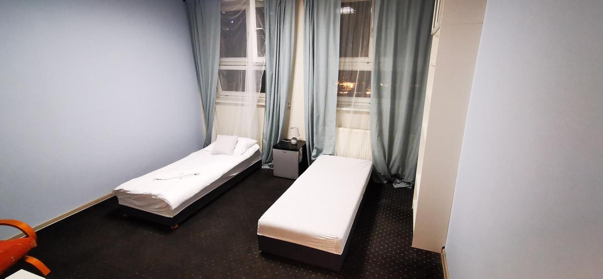 Hostel Powstaniec Wola - Private Rooms Warsawa Bagian luar foto